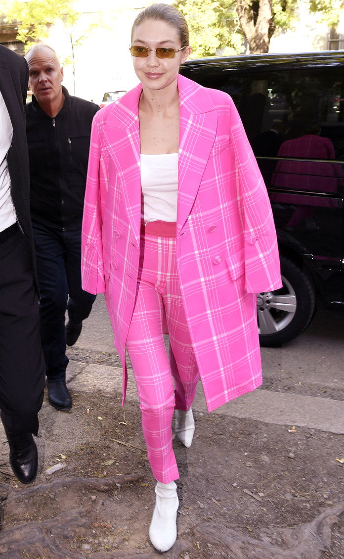 جيجي Hadid Hot Pink Outfit - Embed