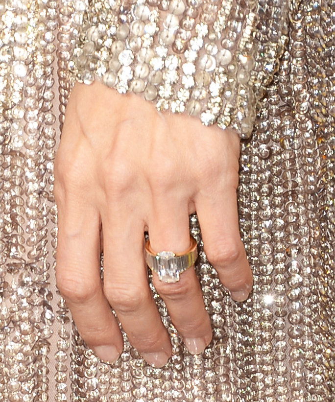 أنجلينا Jolie Engagement Ring - Embed 2016
