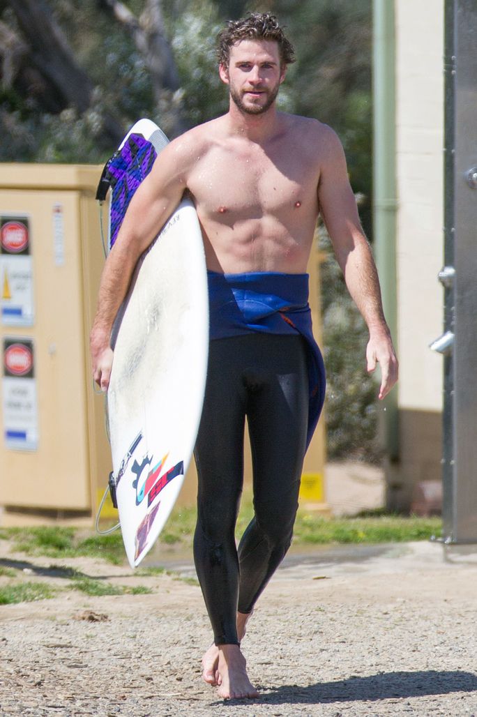 حصرية: **PREMIUM EXCLUSIVE RATES APPLY** **NO WEB UNTIL 1AM PST, OCTOBER 8th** Liam Hemsworth goes surfing in Phillip Island.