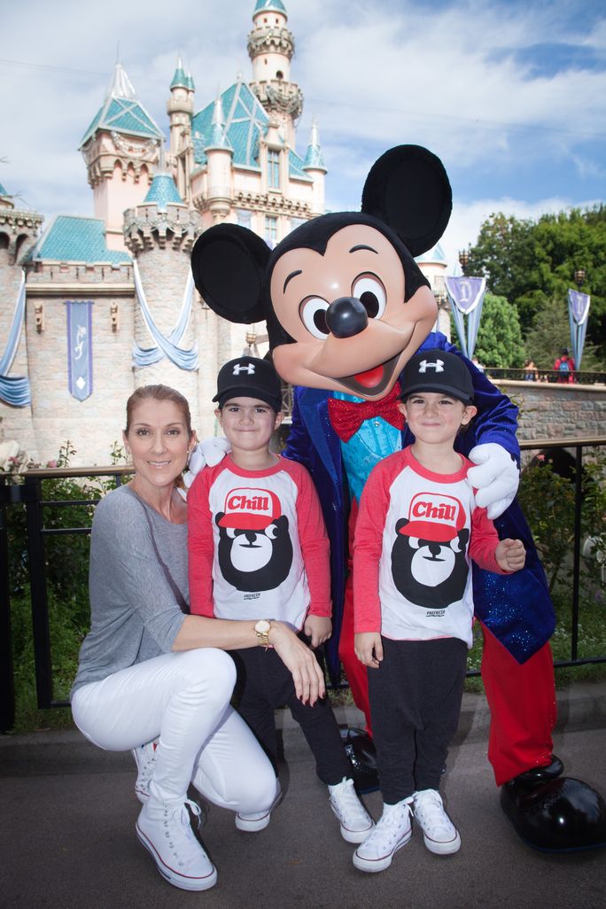 سيلين Dion Visits Disneyland