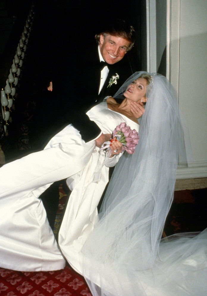 НОВО YORK, NY - CIRCA 1993: Donald Trump and Marla Maples Wedding at The Plaza Hotel circa 1993 in New York City. Please note the placement of Donald's hand.(Photo by Images Press/IMAGES/Getty Images)