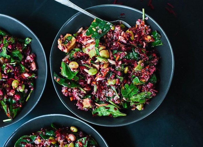 Разнобојан Beet Salad with Carrot, Quinoa, and Spinach 