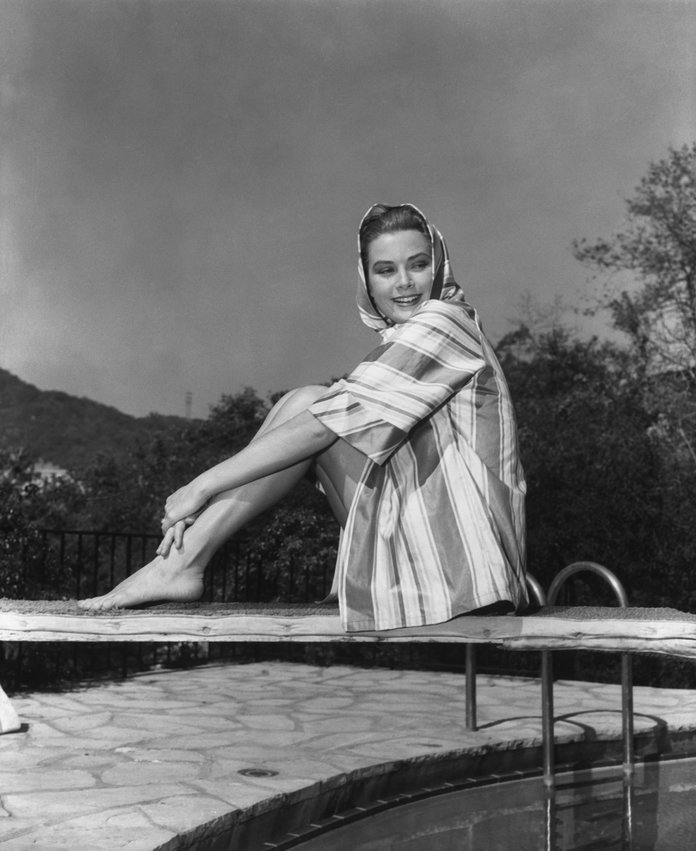 كيلي Posing at Edith Head's House (1955) 