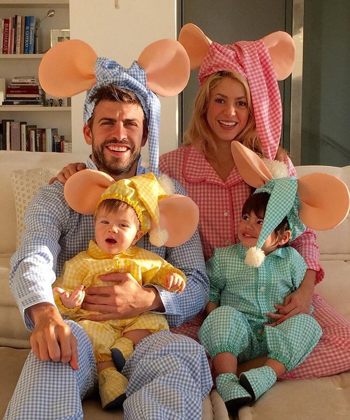 SHAKIRA، GERARD PIQUÉ, MILAN PIQUÉ MEBARAK, AND SASHA PIQUÉ MEBARAK 