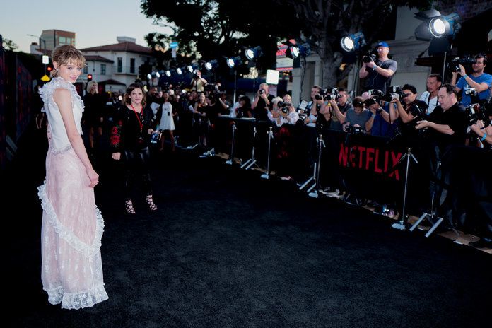 ال star makes her way onto the (black) carpet. 