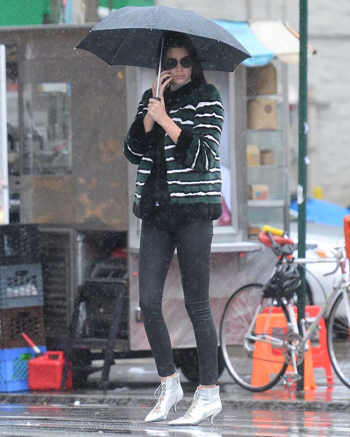 حصرية: Kendall Jenner walks the smile Restaurant in soho in the rain in silver shone in nyc
