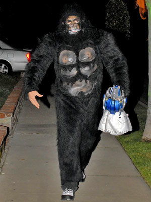 جيك Gyllenhaal as a gorilla - Our Favorite Stars in Halloween Costumes