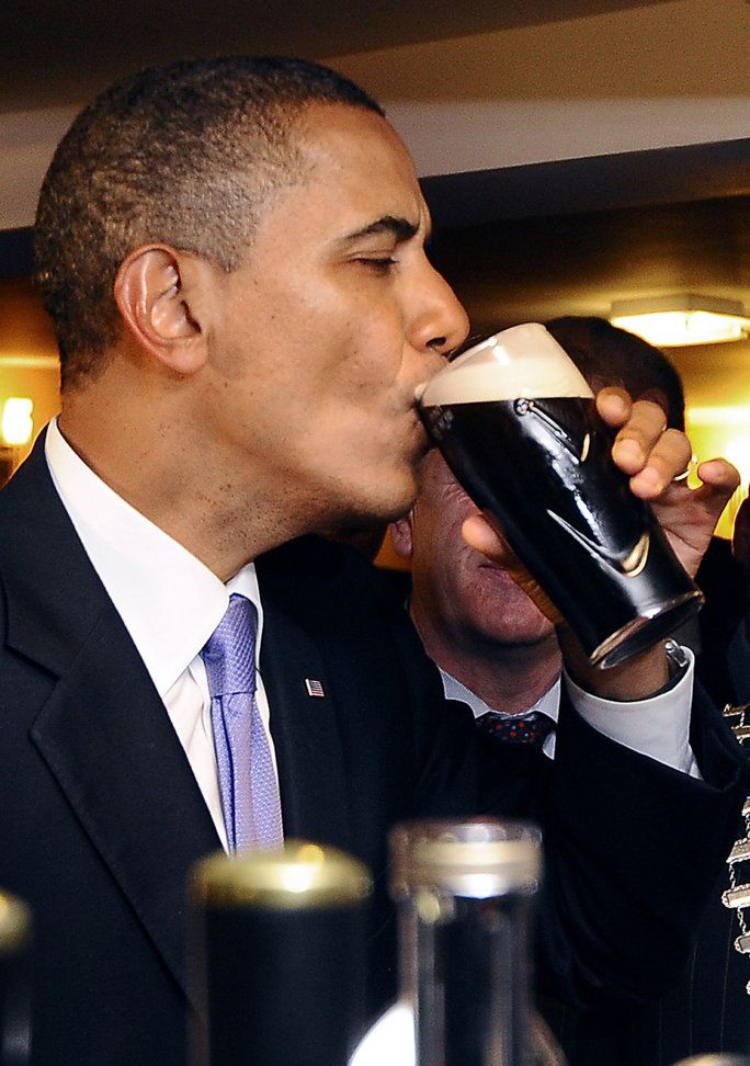 председник Obama Drinking Beer - Lead