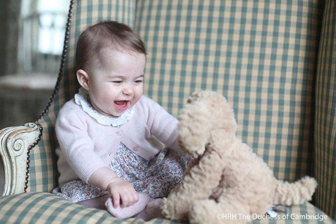 أميرة Charlotte Plays With a Stuffed Dog 