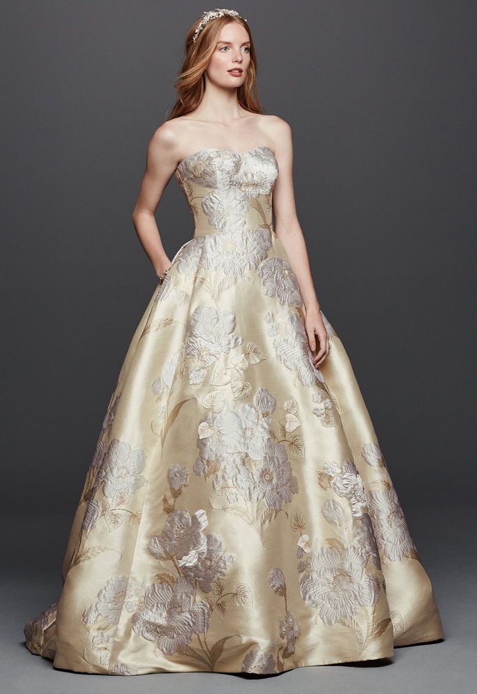 баллговн by Oleg Cassini (Available in David’s Bridal store and davidsbridal.com in February 2016; $1,250) 