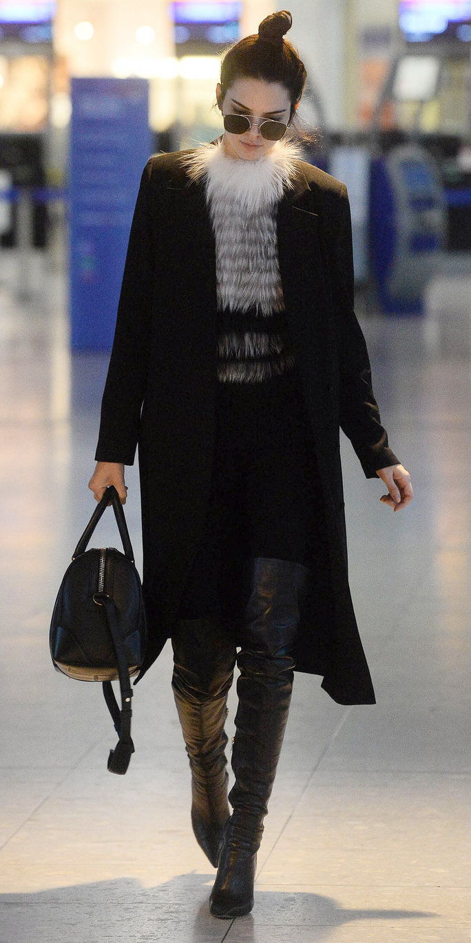 كيندال Jenner is seen arriving at London Heathrow Airport. (London, England, UK) 