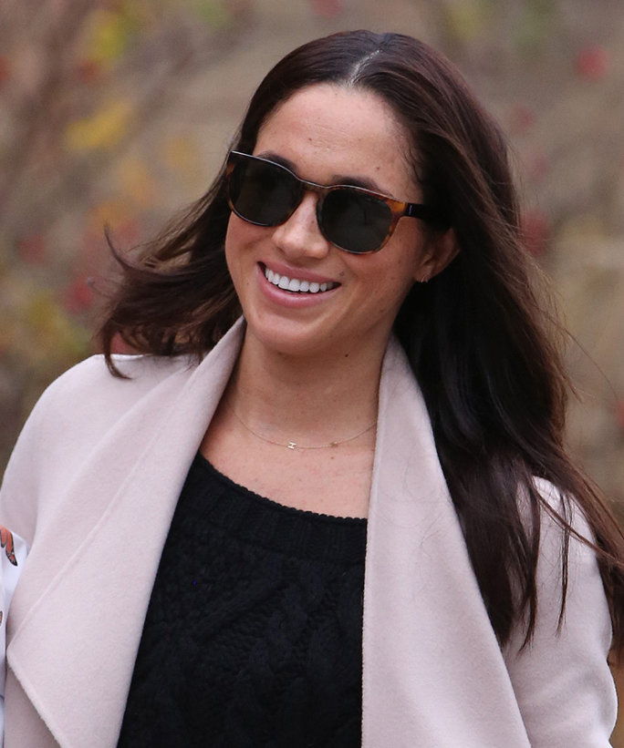 حصرية: **PREMIUM EXCLUSIVE RATES APPLY**NO SUBSCRIPTIONS** Prince Harry's girlfriend and Suits actress, Meghan Markle is seen shopping for flowers in Toronto. Meghan, who was happy to be photographed leaving an up-market flower shop, greeted the photo