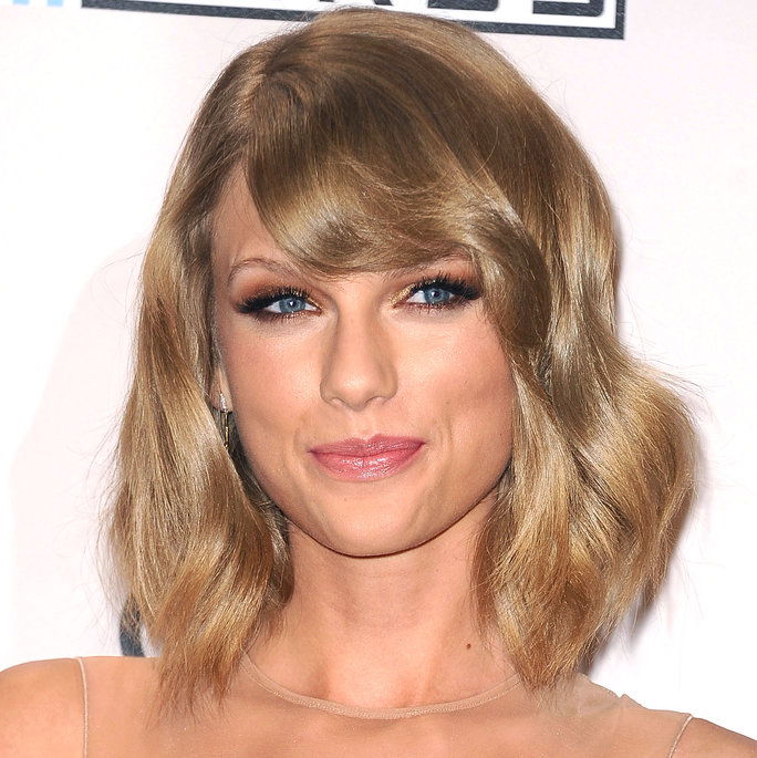 تايلور Swift poses in the press room at the 2014 American Music Awards at Nokia Theatre L.A. Live on November 23, 2014 in Los Angeles, California.