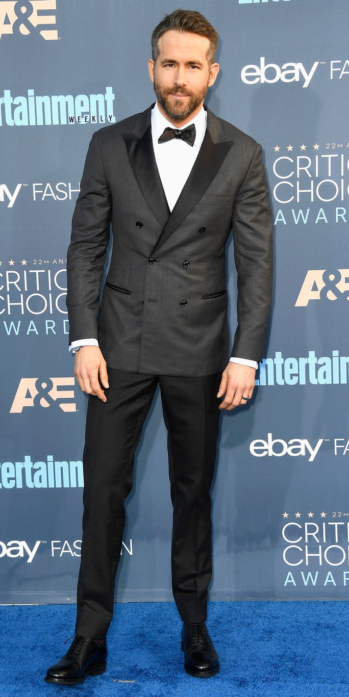 الممثل Ryan Reynolds attends The 22nd Annual Critics' Choice Awards at Barker Hangar on December 11, 2016 in Santa Monica, California. 