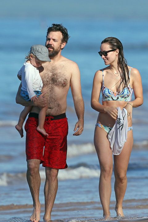 السعيدة couple Olivia Wilde and Jason Sudeikis spend a day at the beach with their son Otis Sudeikis in Maui, Hawaii on December 13, 2015.