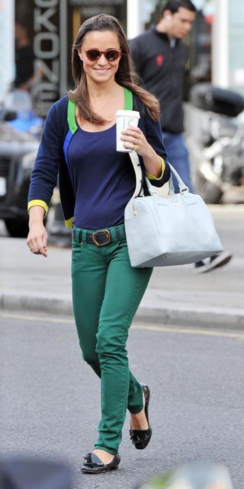 بيبا Best Outfits - Met jeans, tassel loafer flats, a navy tee, a two-tone sweater, and her Tory Burch bag
