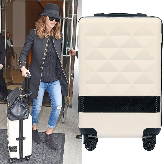 جيسيكا Alba with LOMS luggage 