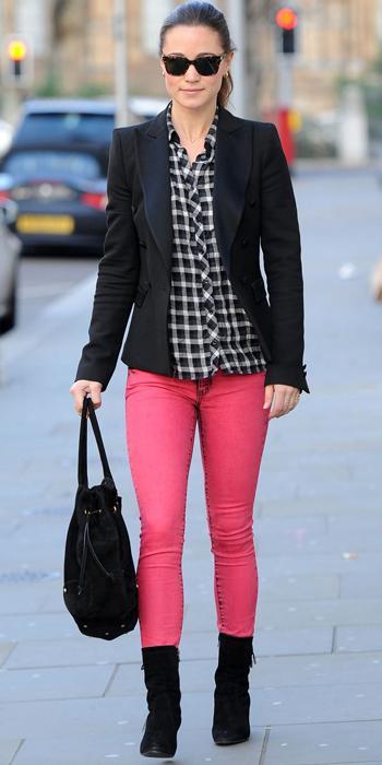 بيبا Middleton - Zara blazer, Maje shirt, SuperDry jeans, and Aruna Seth bag
