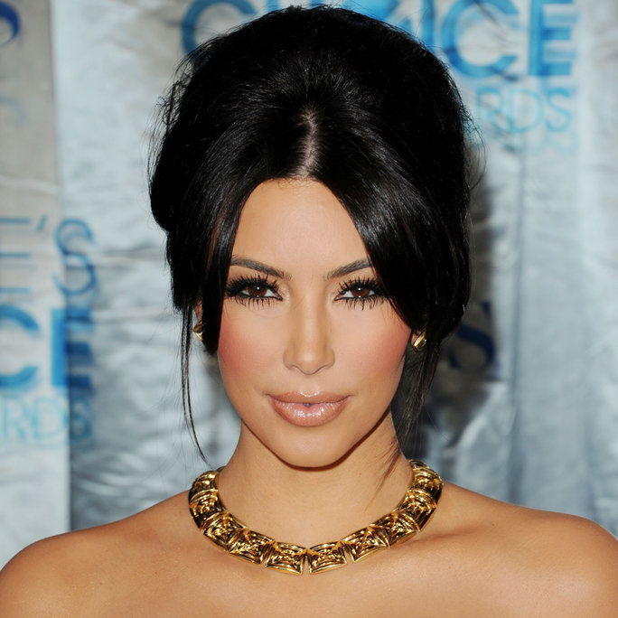 كيم Kardashian arrives at the 2011 People's Choice Awards