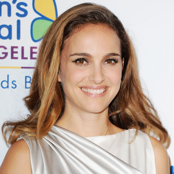 ممثلة Natalie Portman arrives at the Children's Hospital Los Angeles Gala Noche de Ninos at L.A. Live Event Deck on October 11, 2014 in Los Angeles, California.