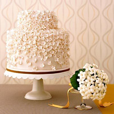 أحمر and white wedding cake