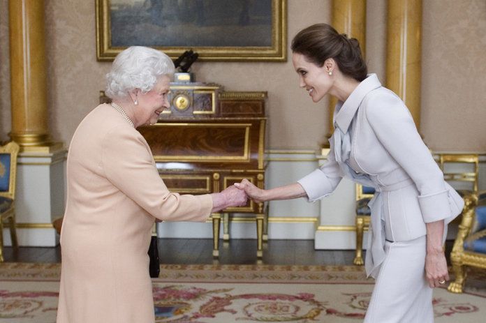 أنجلينا Jolie and Queen Elizabeth embed