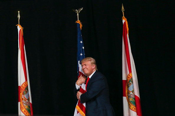 دونالد Trump Hugs Flag